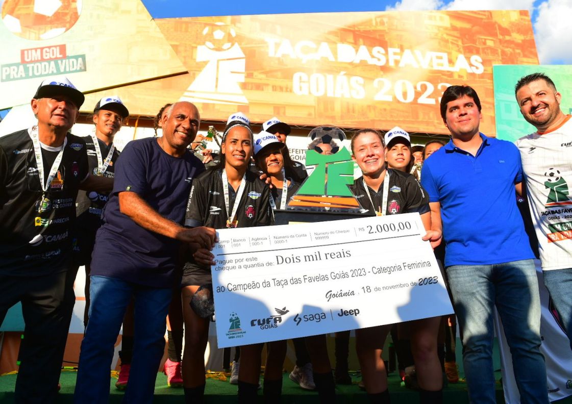 Goiânia: Prefeito Rogério Cruz entrega troféus para equipes campeãs da etapa goiana da Taça das Favelas no Estádio Antônio Aciolly