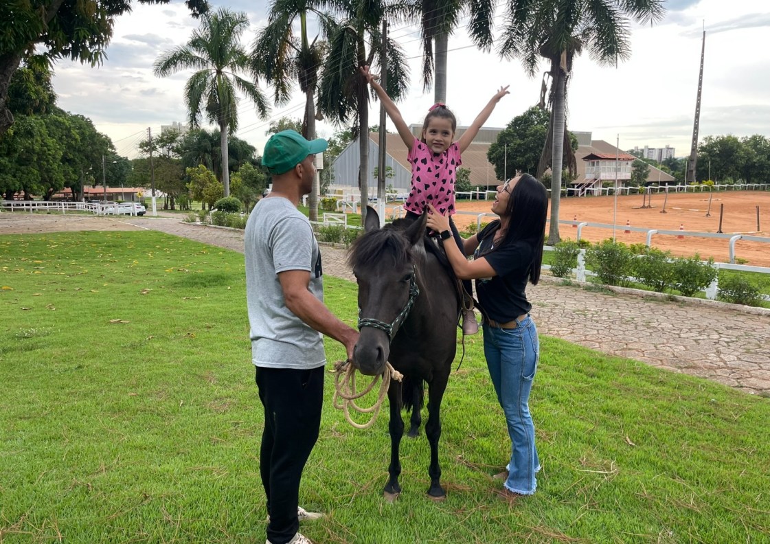 Goiânia: Terapia com cavalos auxilia no tratamento de pacientes do CRER Dr. Henrique Santillo