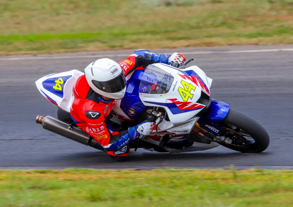 Guilherme Brito vence e esquenta briga no SuperBike Brasil 2023