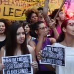 Leis municipais e estaduais dificultam acesso ao aborto legal