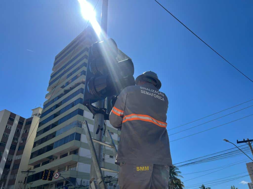 Prefeitura de Goiânia executa 11 projetos de melhorias no trânsito com implantação de novos semáforos, botoeiras e retirada do terceiro tempo semafórico