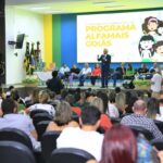 Programa AlfaMais Goiás: “Luta é para garantir às crianças a formação adequada na idade certa”, diz Caiado ao entregar kit educacional