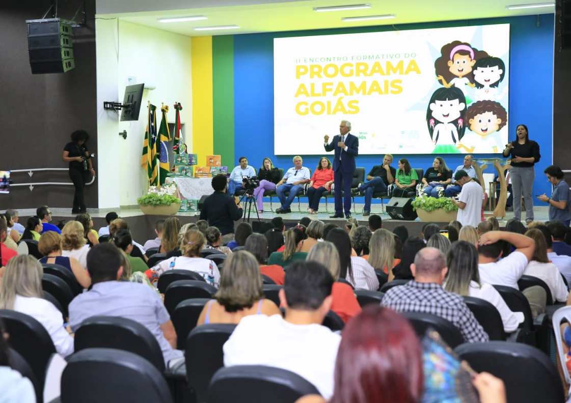 Programa AlfaMais Goiás: “Luta é para garantir às crianças a formação adequada na idade certa”, diz Caiado ao entregar kit educacional