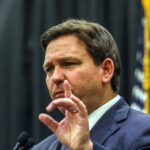 Ron DeSantis desiste de candidatura e anuncia apoio a Donald Trump