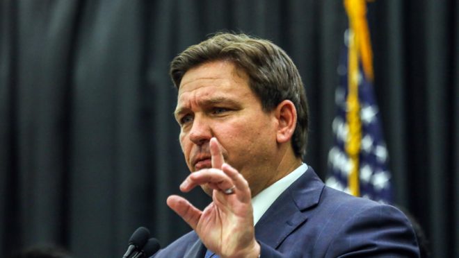 Ron DeSantis desiste de candidatura e anuncia apoio a Donald Trump