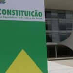 Sedes dos três poderes exibem representação da Constituição Federal