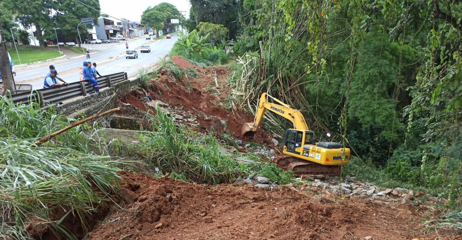 Prefeitura de Goiânia recupera terreno com erosão na Avenida 3° Radial, no Setor Pedro Ludovico