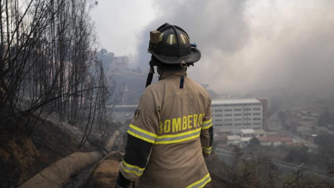 Incêndio faz 19 mortos e pega polo industrial em cidade turística do Chile