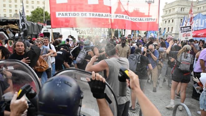 Protesto contra megaprojeto de Milei tem confronto após aval da Câmara