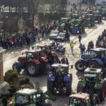 agricultores bloqueiam vias com tratores na Espanha