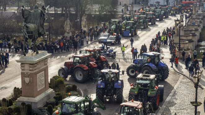 agricultores bloqueiam vias com tratores na Espanha