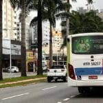 Transitar na faixa exclusiva para ônibus é a segunda maior causa de autuações em Goiânia