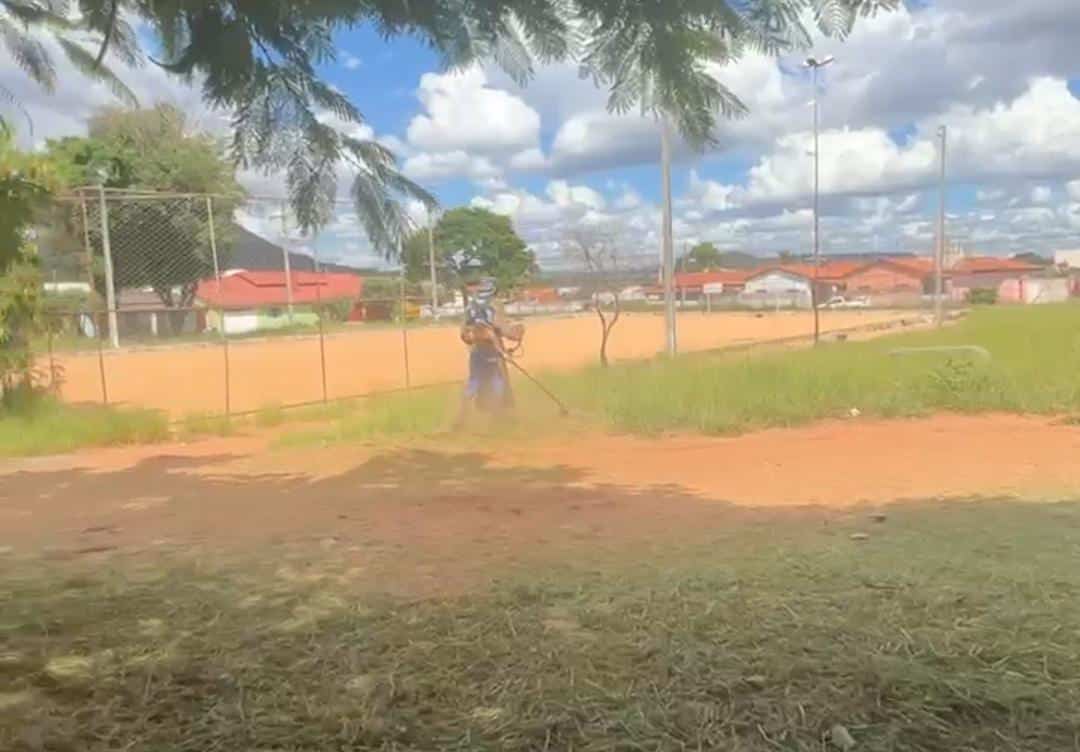 Posse-GO: realiza serviços de limpeza e urbanização na praça do Setor Santa Luzia