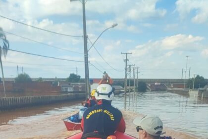 Bombeiros de Goiás chegam ao Rio Grande do Sul e iniciam resgate