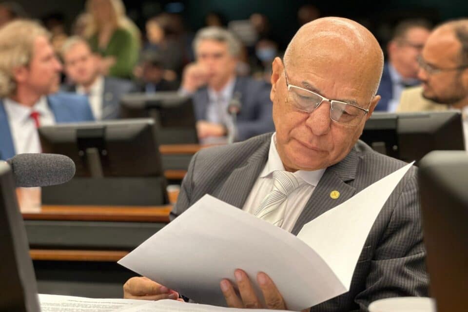 Com apoio do Republicanos e PRD, Alcides chega a 10 partidos para disputar eleição