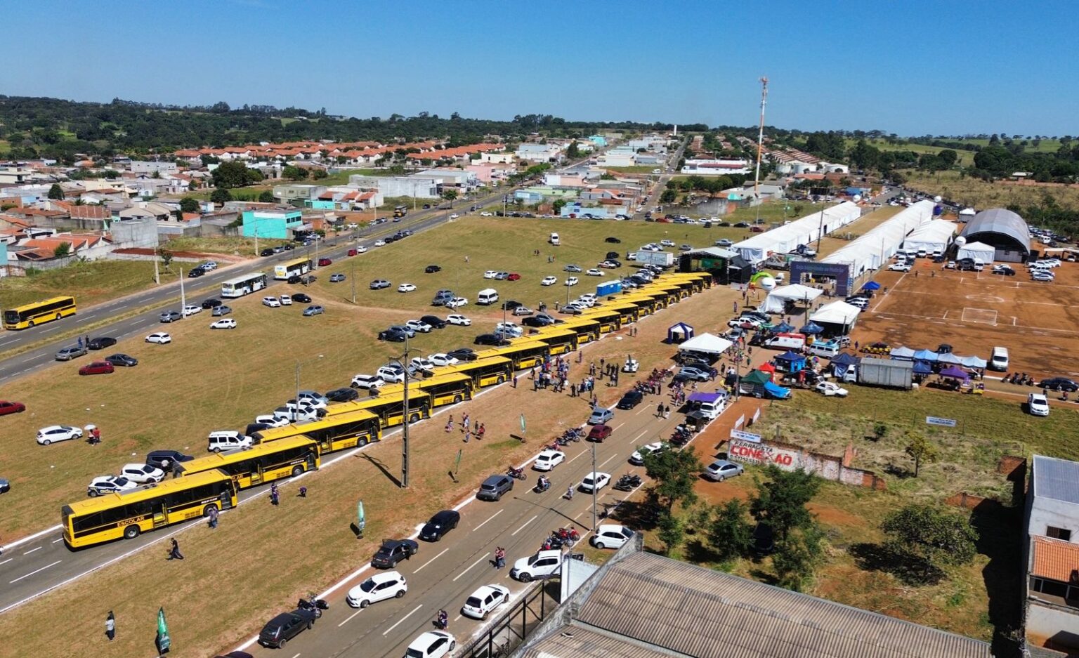 Escolas da zona rural e urbana de Goiânia recebem 18 novos ônibus escolares