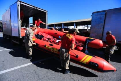 Goiás envia helicóptero com sete bombeiros ao Rio Grande Sul