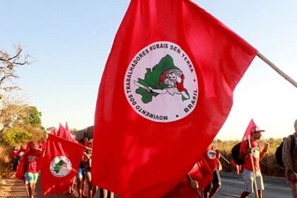 Projeto aprovado na Câmara criminaliza luta por terra, critica MST