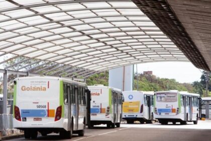 Motoristas de ônibus conseguem aumento de salários e cancelam deflagração de greve