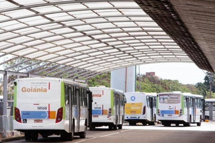 Motoristas de ônibus conseguem aumento de salários e cancelam deflagração de greve