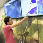 Tecnologia de Goiás auxilia agricultores a enfrentar desastres naturais no Rio Grande do Sul  Iniciativa do Governo do Estado, por meio da Fapeg, prevê chuvas e quedas de temperatura, contribuindo para a mitigação dos impactos das mudanças climáticas na região   As ações do Centro de Excelência em Agricultura Exponencial (Ceagre), em Rio Verde, ultrapassaram as fronteiras de Goiás e chegaram ao Rio Grande do Sul. Equipado com tecnologia de ponta para a captação de informações agrometeorológicas em tempo real, o órgão desempenha papel importante na resposta aos desastres naturais recentes no estado gaúcho.   O Ceagre foi inaugurado em dezembro de 2020 e vem recebendo investimentos do Governo do Estado, por meio da Fundação de Amparo à Pesquisa do Estado de Goiás (Fapeg), que até 2025 vai somar um total de R$ 15 milhões.  Pesquisadores que compõem uma equipe multidisciplinar coordenada pelo Ceagre e o Centro de Excelência em Estudos, Monitoramento e Previsões Ambientais do Cerrado (Cempa-Cerrado), adaptaram os serviços de coleta de informações agrometeorológicas para proprietários rurais dos 26 municípios do Sudoeste Goiano.   Agora estão conseguindo fazer com que essas informações climáticas em tempo real, previsões precisas para os próximos dias, gráficos coloridos com maiores acumulados de chuvas, chances de tempestades e outros dados cheguem à população gaúcha neste momento de desastre climático na região.  Visão estratégia Presidente da Fapeg, Marcos Arriel destaca a visão estratégica da Fundação ao apoiar a criação e fomento de centros de excelência, que têm colocado Goiás em destaque nacional e impulsionado o desenvolvimento econômico e social do Estado. “Cada vez mais percebemos a importância do investimento em tecnologia e inovação. O trabalho desenvolvido pela equipe do Ceagre, com o apoio dos produtores rurais do estado, permitiu colaborar com a população do Rio Grande do Sul que enfrenta esse momento difícil”, disse.   O projeto goiano Sistema de Informações Agrometeorológicas para o Sudoeste do Estado de Goiás (SIAG) é uma ação coletiva dos centros de excelência fomentados pela Fapeg, entre eles o Ceagre e Cempa-Cerrado, com a participação do Centro de Excelência em Bioinsumos (Cebio) e do Instituto Nacional de Pesquisas Espaciais (Inpe).     Em seu estágio inicial, o Sistema foi direcionado para a região sudoeste do estado, com a participação de uma equipe multidisciplinar de pesquisadores, visando o desenvolvimento de análises dos impactos do clima em diferentes áreas, como: agrometeorologia, fisiologia vegetal e combate de pragas.   A meta, até o final deste ano, é desenvolver o crescimento de uma rede de coleta de dados, monitoramento, previsão e caracterização para outros municípios goianos, com a adesão de mais produtores e a instalação de novas estações meteorológicas para reforçar a coleta de dados, que alimentam os estudos e previsões desenvolvidas pelos pesquisadores.   Ceagre O Centro de Excelência tem o objetivo de gerar negócios focados em inovar, gerar soluções tecnológicas de alto valor agregado e contribuir para ampliar o número de startups de agro em Goiás. Foi implantado por meio de parceria entre o IF Goiano, Fapeg, Estado de Goiás e Prefeitura de Rio Verde, com o compromisso de desenvolver tecnologias e aplicá-las no campo, otimizando a gestão de safras e agropecuária do pequeno, médio e grande produtor e para toda a cadeia do agronegócio do estado.    Tecnologia goiana desempenha papel importante na resposta aos desastres naturais recentes no Rio Grande do Sul. Fotos: Divulgação Ceagre Rio Verde