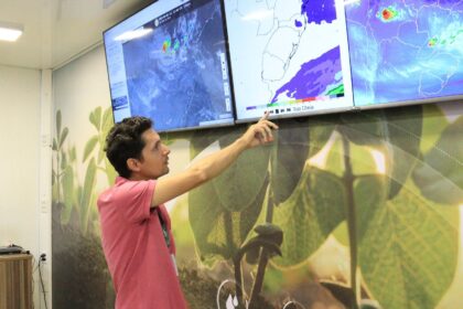 Tecnologia de Goiás auxilia agricultores a enfrentar desastres naturais no Rio Grande do Sul  Iniciativa do Governo do Estado, por meio da Fapeg, prevê chuvas e quedas de temperatura, contribuindo para a mitigação dos impactos das mudanças climáticas na região   As ações do Centro de Excelência em Agricultura Exponencial (Ceagre), em Rio Verde, ultrapassaram as fronteiras de Goiás e chegaram ao Rio Grande do Sul. Equipado com tecnologia de ponta para a captação de informações agrometeorológicas em tempo real, o órgão desempenha papel importante na resposta aos desastres naturais recentes no estado gaúcho.   O Ceagre foi inaugurado em dezembro de 2020 e vem recebendo investimentos do Governo do Estado, por meio da Fundação de Amparo à Pesquisa do Estado de Goiás (Fapeg), que até 2025 vai somar um total de R$ 15 milhões.  Pesquisadores que compõem uma equipe multidisciplinar coordenada pelo Ceagre e o Centro de Excelência em Estudos, Monitoramento e Previsões Ambientais do Cerrado (Cempa-Cerrado), adaptaram os serviços de coleta de informações agrometeorológicas para proprietários rurais dos 26 municípios do Sudoeste Goiano.   Agora estão conseguindo fazer com que essas informações climáticas em tempo real, previsões precisas para os próximos dias, gráficos coloridos com maiores acumulados de chuvas, chances de tempestades e outros dados cheguem à população gaúcha neste momento de desastre climático na região.  Visão estratégia Presidente da Fapeg, Marcos Arriel destaca a visão estratégica da Fundação ao apoiar a criação e fomento de centros de excelência, que têm colocado Goiás em destaque nacional e impulsionado o desenvolvimento econômico e social do Estado. “Cada vez mais percebemos a importância do investimento em tecnologia e inovação. O trabalho desenvolvido pela equipe do Ceagre, com o apoio dos produtores rurais do estado, permitiu colaborar com a população do Rio Grande do Sul que enfrenta esse momento difícil”, disse.   O projeto goiano Sistema de Informações Agrometeorológicas para o Sudoeste do Estado de Goiás (SIAG) é uma ação coletiva dos centros de excelência fomentados pela Fapeg, entre eles o Ceagre e Cempa-Cerrado, com a participação do Centro de Excelência em Bioinsumos (Cebio) e do Instituto Nacional de Pesquisas Espaciais (Inpe).     Em seu estágio inicial, o Sistema foi direcionado para a região sudoeste do estado, com a participação de uma equipe multidisciplinar de pesquisadores, visando o desenvolvimento de análises dos impactos do clima em diferentes áreas, como: agrometeorologia, fisiologia vegetal e combate de pragas.   A meta, até o final deste ano, é desenvolver o crescimento de uma rede de coleta de dados, monitoramento, previsão e caracterização para outros municípios goianos, com a adesão de mais produtores e a instalação de novas estações meteorológicas para reforçar a coleta de dados, que alimentam os estudos e previsões desenvolvidas pelos pesquisadores.   Ceagre O Centro de Excelência tem o objetivo de gerar negócios focados em inovar, gerar soluções tecnológicas de alto valor agregado e contribuir para ampliar o número de startups de agro em Goiás. Foi implantado por meio de parceria entre o IF Goiano, Fapeg, Estado de Goiás e Prefeitura de Rio Verde, com o compromisso de desenvolver tecnologias e aplicá-las no campo, otimizando a gestão de safras e agropecuária do pequeno, médio e grande produtor e para toda a cadeia do agronegócio do estado.    Tecnologia goiana desempenha papel importante na resposta aos desastres naturais recentes no Rio Grande do Sul. Fotos: Divulgação Ceagre Rio Verde