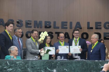 Henrique César condecora várias personalidades evangélicas com as comendas Pastor Albino e Bispo Abigail de Almeida