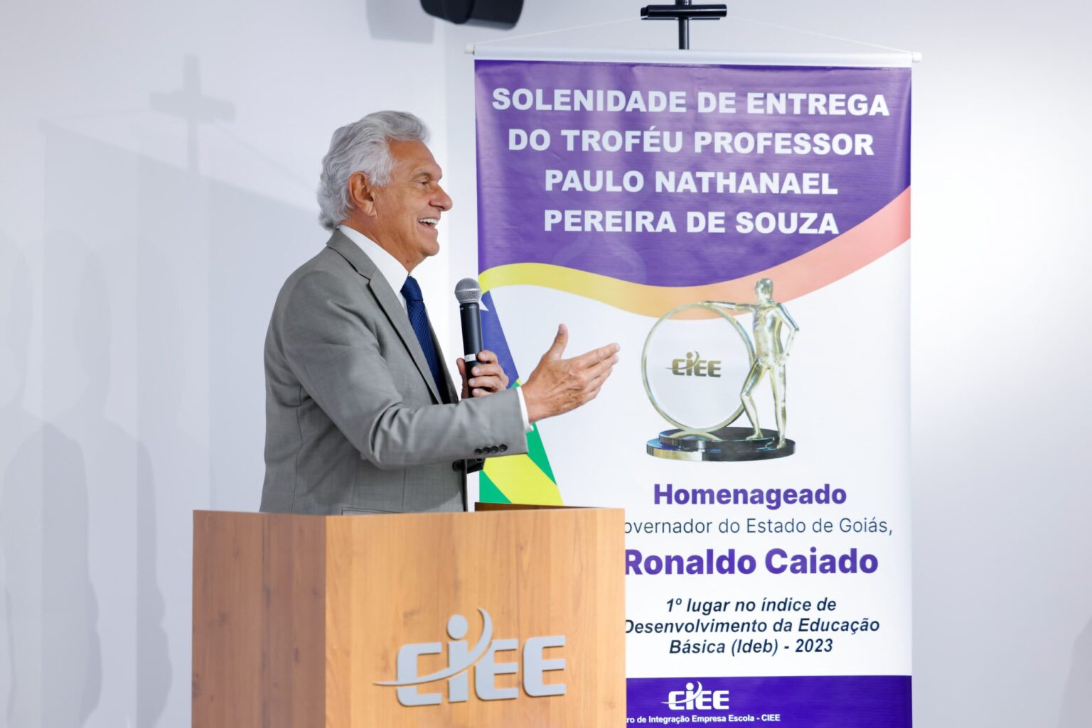  Em Brasília, Caiado recebe homenagem pelo 1° lugar de Goiás no Ideb