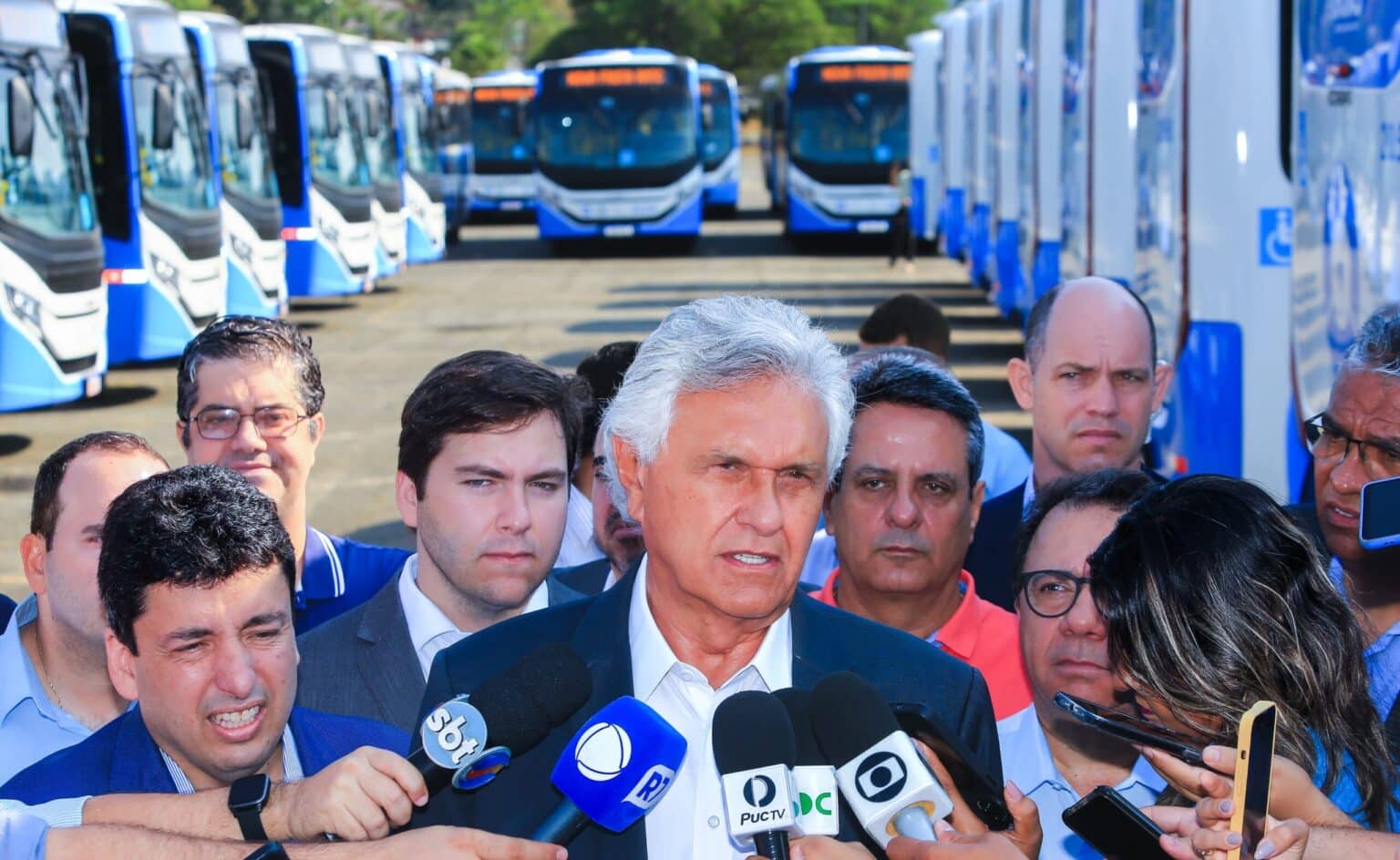 Caiado entrega 132 novos ônibus para transporte coletivo