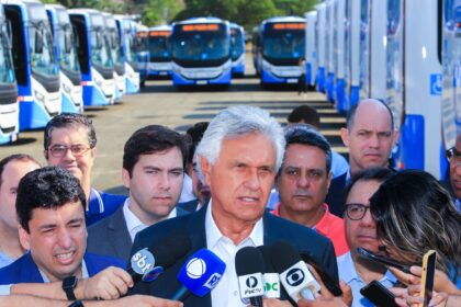 Caiado entrega 132 novos ônibus para transporte coletivo