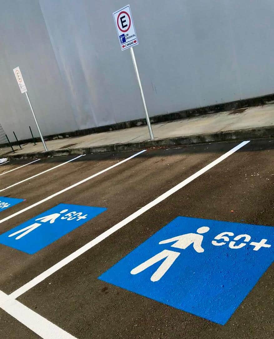 Cartão especial de estacionamento de idoso tem validade vitalícia