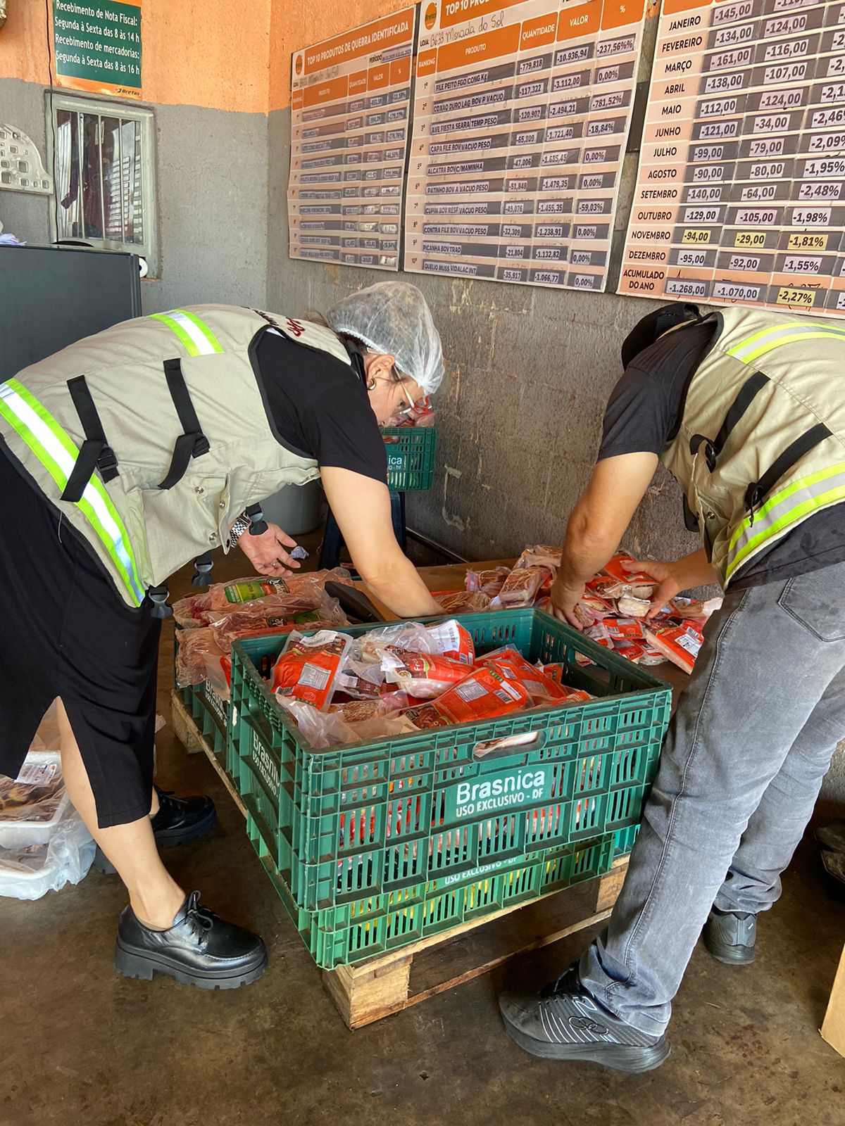 Procon Goiânia apreende mais de 50 quilos de produtos vencidos em supermercado 