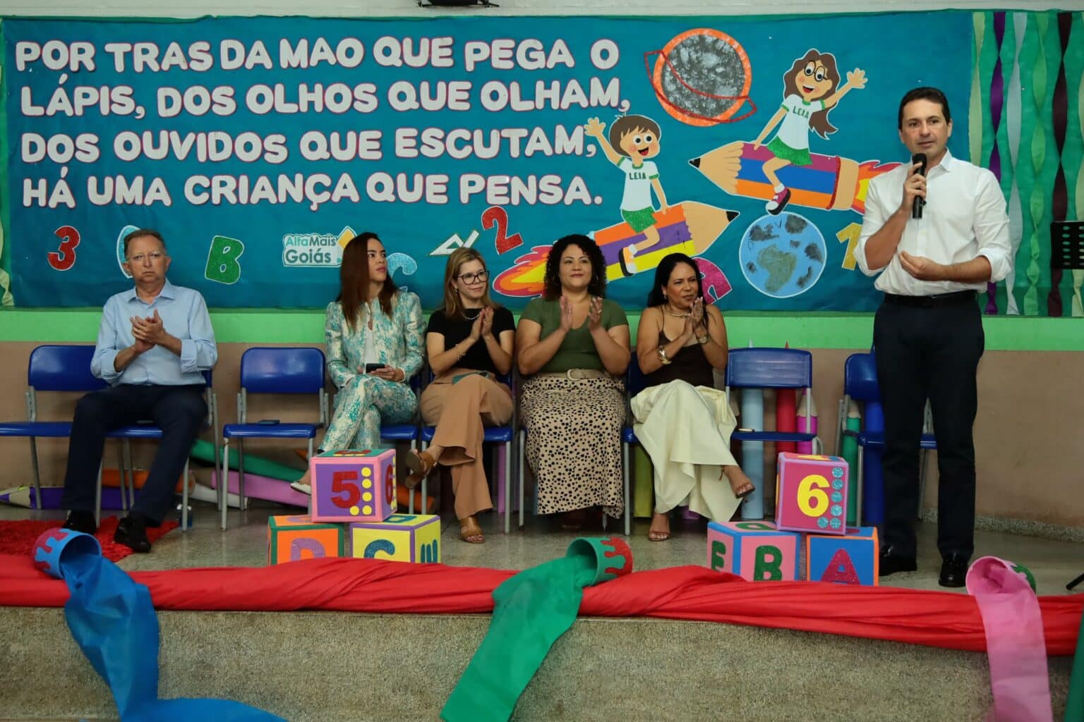 Prefeito Vilela recepciona alunos na abertura do ano letivo de 2025