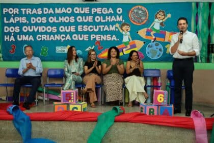 Prefeito Vilela recepciona alunos na abertura do ano letivo de 2025