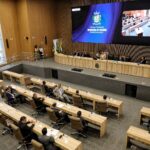 Vereadores de Aparecida de Goiânia debatem política federal na primeira sessão do ano, enquanto cidade enfrenta desafios locais