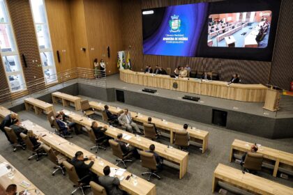 Vereadores de Aparecida de Goiânia debatem política federal na primeira sessão do ano, enquanto cidade enfrenta desafios locais