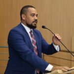 O vereador Rogério Almeida reforça pedido de regularização fundiária e asfaltamento ao prefeito Leandro Vilela