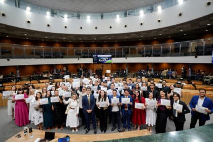 Henrique César comandou sessão para homenagear líderes em serviços sociais e apoio religioso