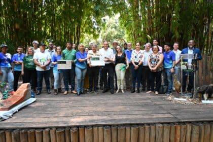 Prefeito Mabel recebe certificado internacional que reconhece Goiânia como uma das cidades mais arborizadas do Brasil