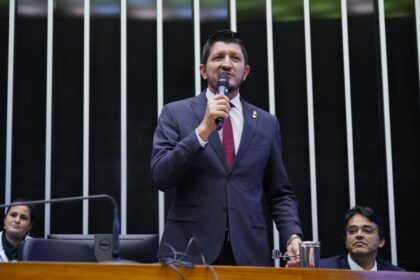 Deputado de Goiás Glaustin da Fokus propõe inclusão do tratamento contra Burnout no SUS