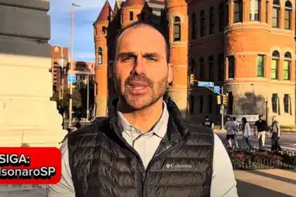 Eduardo Bolsonaro se licencia do mandato e permanece nos EUA em meio a risco de sanções do STF