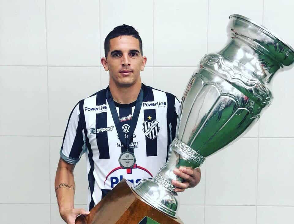 Ex-jogador de futebol e assessor parlamentar é preso em operação contra fraudes imobiliárias em Goiás