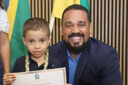 Rogério Almeida realiza sessão solene em homenagem ao Dia Mundial da Conscientização do Autismo