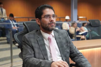 Lincoln Tejota propõe atualização da política estadual de proteção às pessoas com autismo em Goiás
