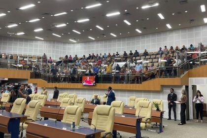 Ambulantes da 44 protestam na Câmara de Goiânia, contra a retirada das ruas