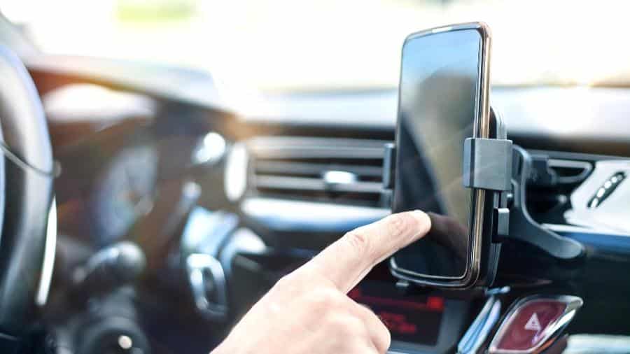 Nova regulamentação sobre uso de celular no trânsito em Goiânia