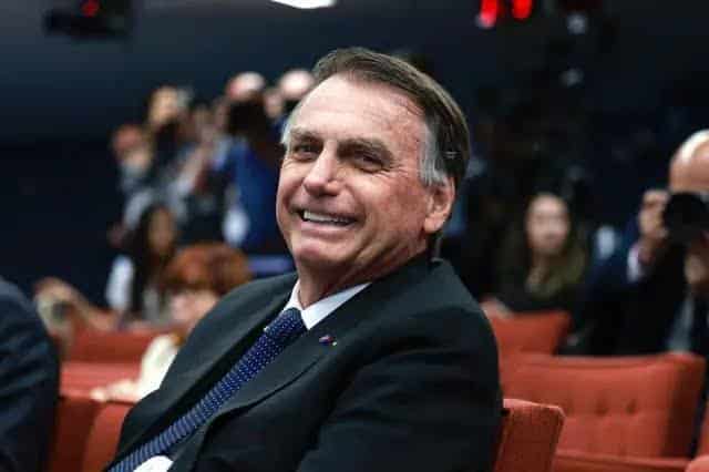 Bolsonaro recebe título de Cidadão Aparecidense: evidência de força política local