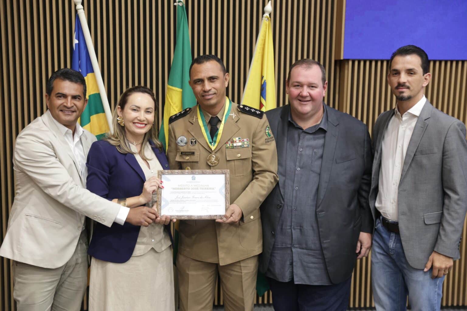 Camila Rosa homenageia personalidades com títulos, moções e medalha do mérito Legislativo