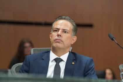 Delegado Eduardo Prado propõe suspensão da CNH para punir motorista que abandona animais domésticos em vias públicas
