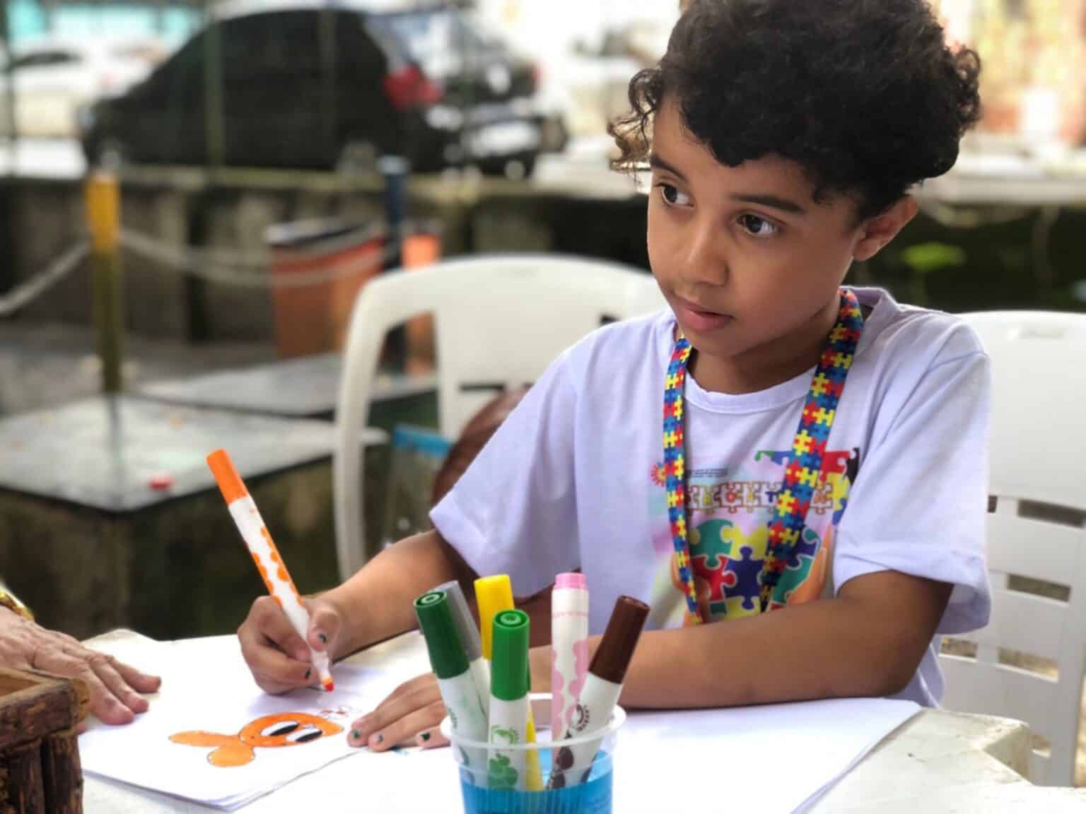 Projetos aprovados em Goiânia ampliam direitos de estudantes com TEA, TDAH e dislexia